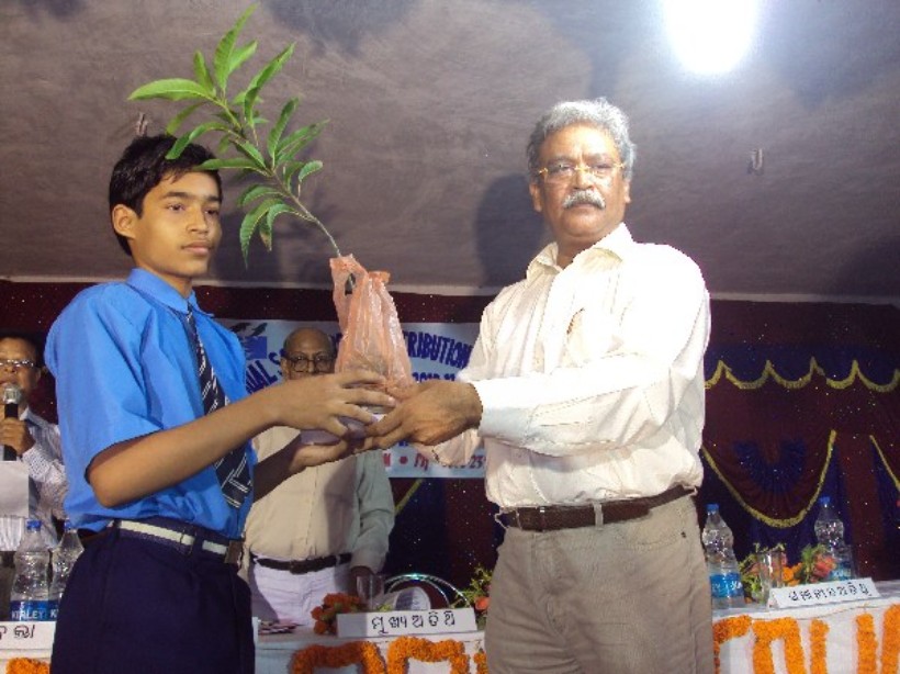 scholarship to students (2)_600x600_100KB.jpg